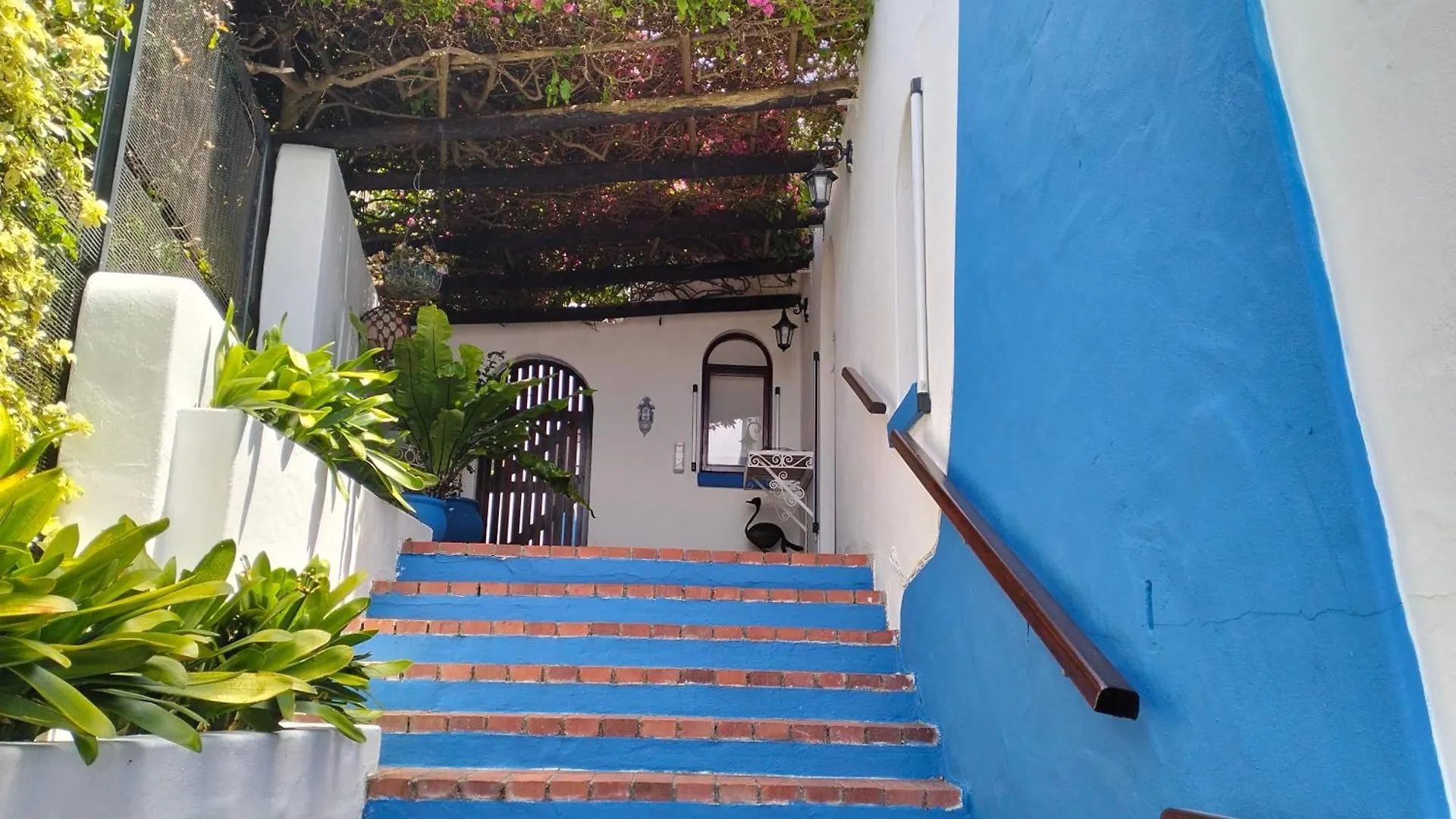 Rocky Beach Holiday Home With Panoramic Sea Views In Simonʼs Town
